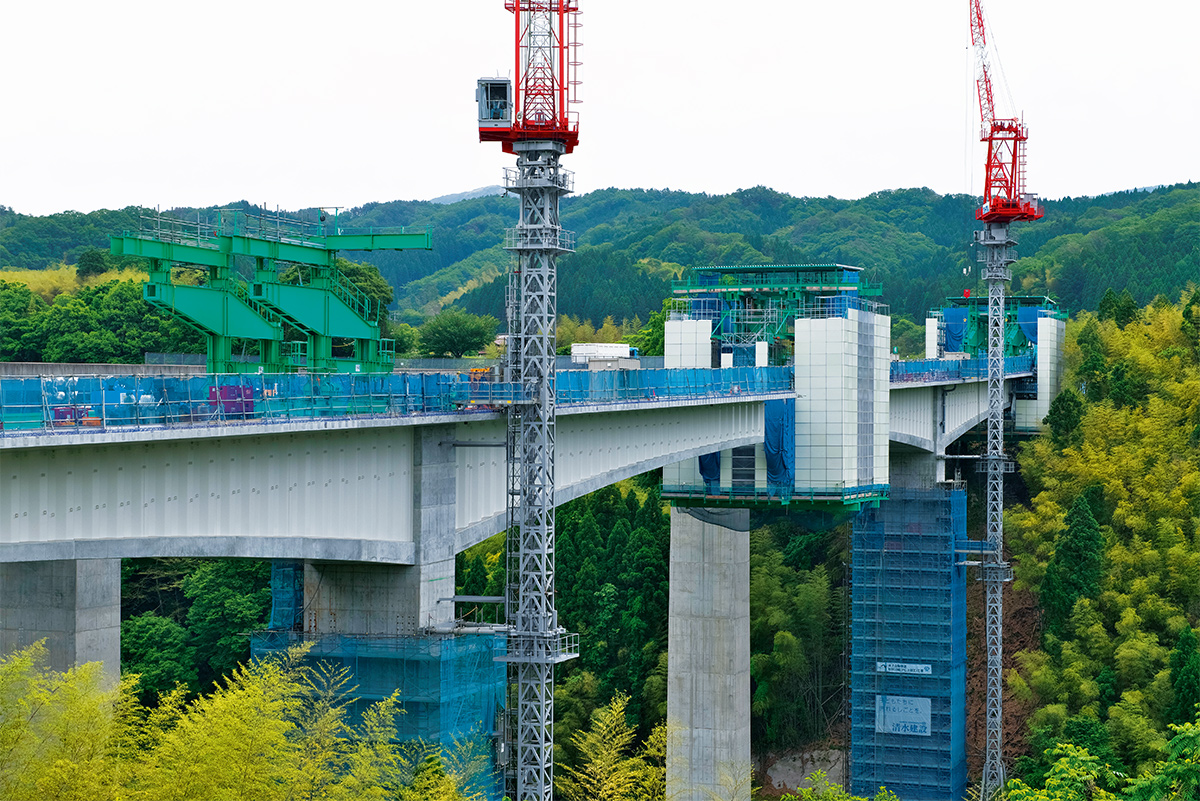 写真1■ 橋長は259m、最大支間長は121m、最大の桁高は7m。撮影は2021年5月26日（写真：生田 将人）