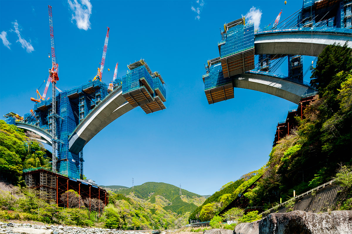 日本最大級のバランスドアーチを架設 | 日経クロステック（xTECH）