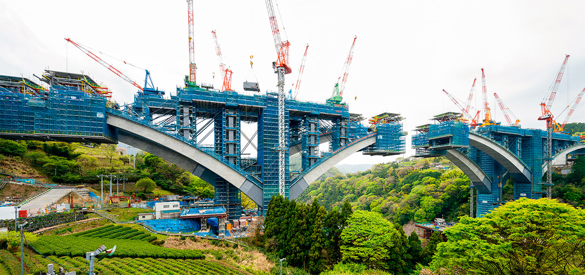 T31m 幹線道路に架かるアーチ橋小型シート アーチ橋｜橋梁建設事業｜製品情報｜株式会社IHIインフラスクエア