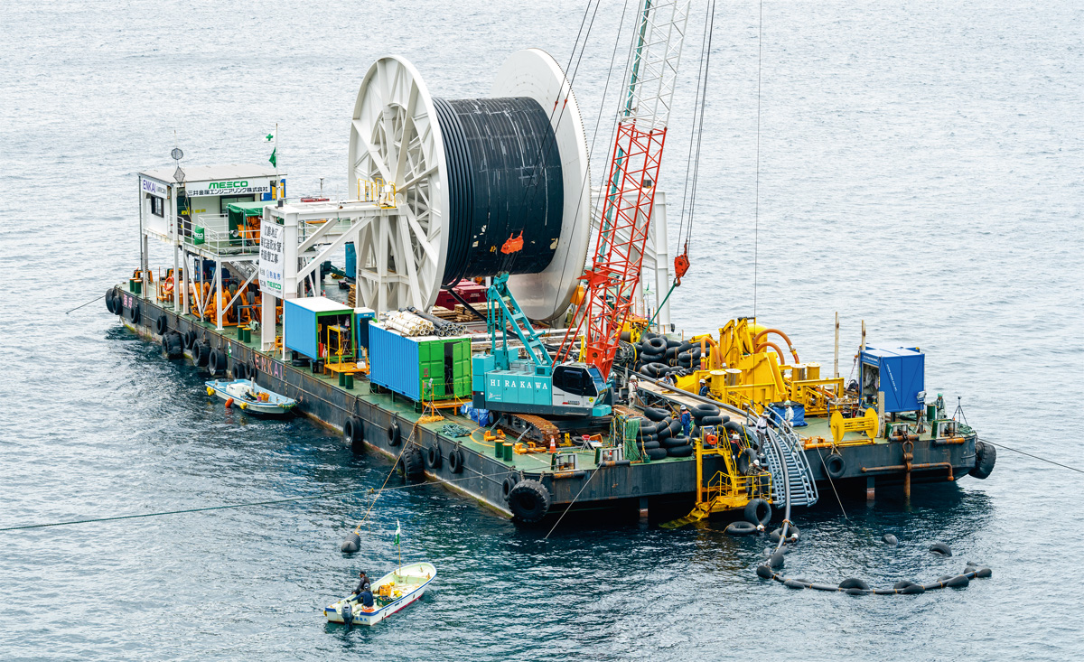 最大水深103mの海底に送水管敷設 | 日経クロステック（xTECH）