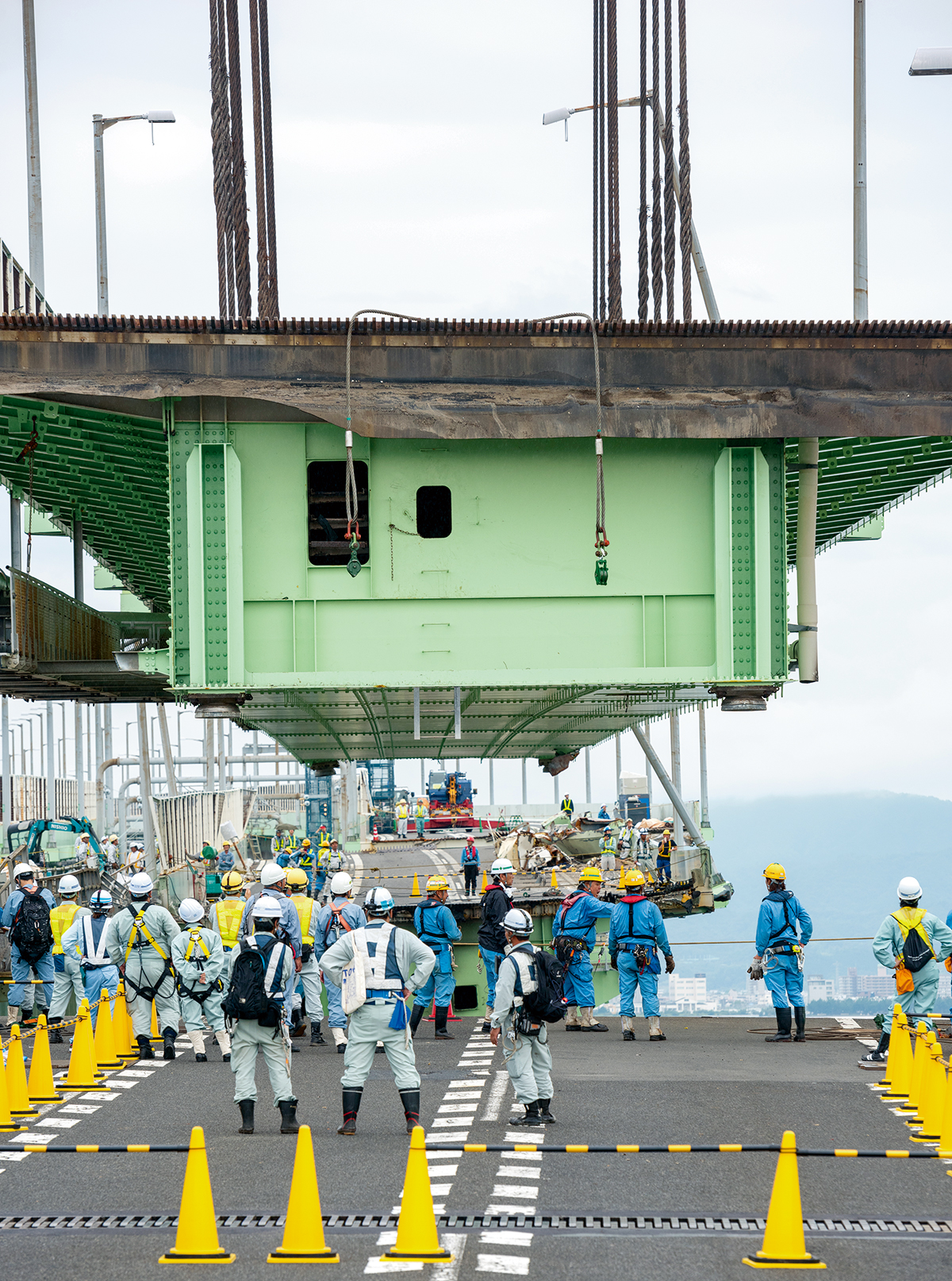 損傷した箱桁を起重機船で一括撤去 | 日経クロステック（xTECH）