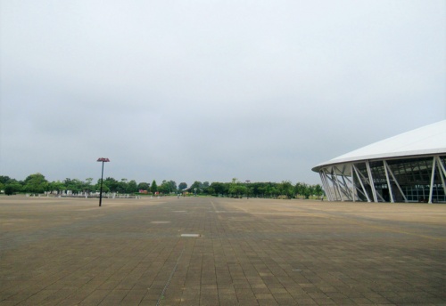 写真1■植栽前の熊谷スポーツ文化公園。右に見えるのは彩の国くまがやドーム（写真：埼玉県）