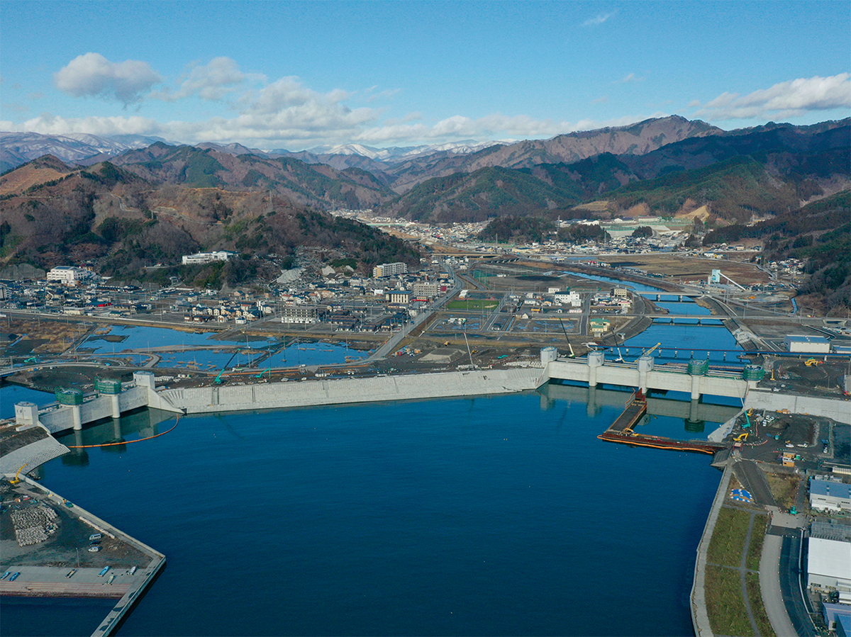 20年1月時点の空撮。2つの水門と防潮堤が建設されている（写真：安藤ハザマ・植木組・伊藤組土建・南建設JV）