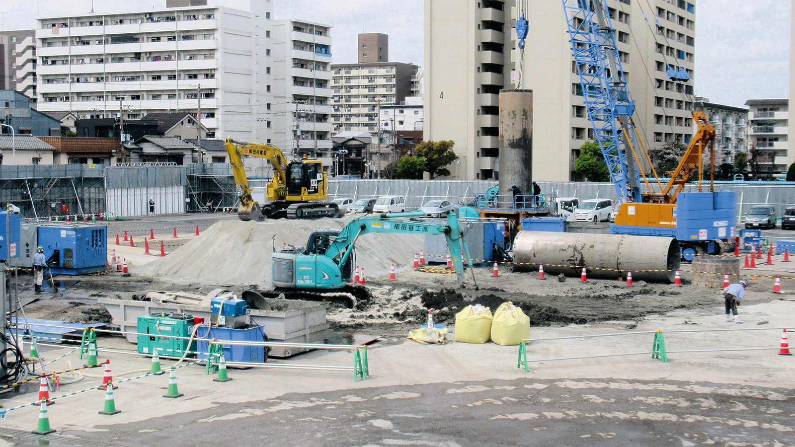 巨大な池になる道路下のトンネル
