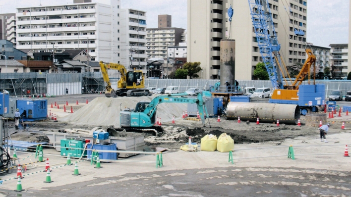 巨大な池になる道路下のトンネル