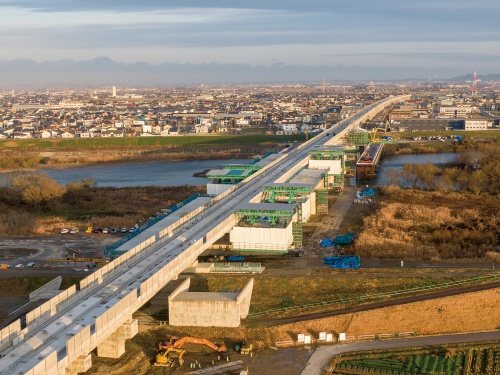 写真1■ 福井駅から北に約5kmの地点に架かる九頭竜川橋梁。先に完成した新幹線のPC箱桁の両側に、県道の桁を架設する。2019年12月撮影（写真：大村 拓也）