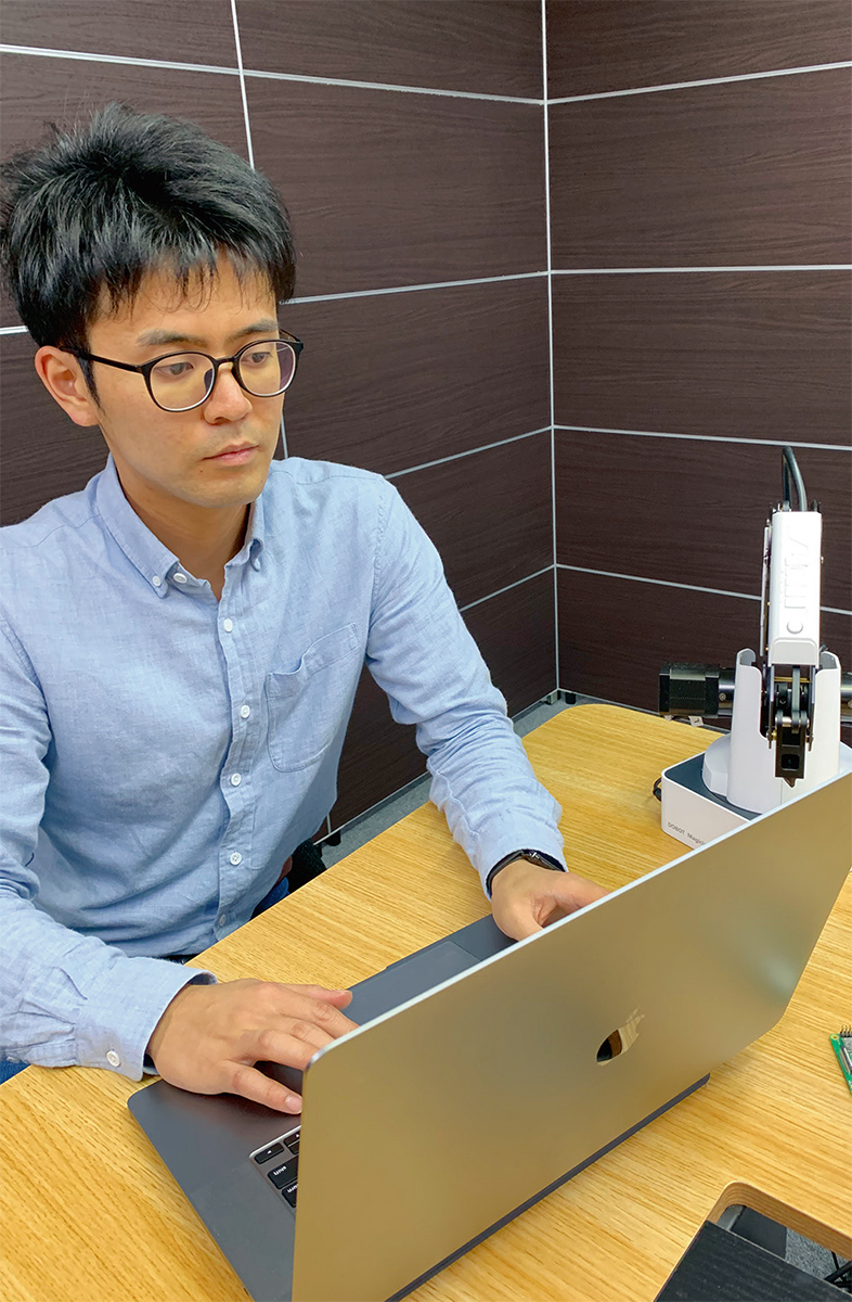 写真1■ 起業者の1人、園田亜斗夢代表取締役。起業前からフリーランスのエンジニアとして活躍。その仕事で得た収入が同社の立ち上げ資金となった（写真：Lightblue Technology）