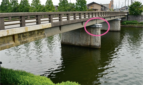 写真1■ 富岩運河に架かる下新橋。右岸寄りの橋脚の上端（赤線内）にひび割れが生じた。写真は補修後に撮影（写真：日経コンストラクション）