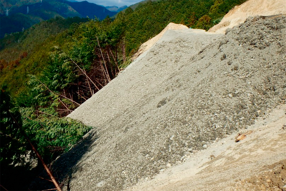 写真1■ 三重県尾鷲市の山中に積まれた建設発生土（写真：三重県）