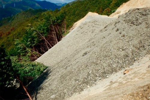 写真1■ 三重県尾鷲市の山中に積まれた建設発生土(写真:三重県)