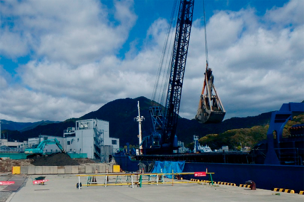 写真2■ 尾鷲市の尾鷲港で建設発生土を積み降ろしている様子（写真：三重県）