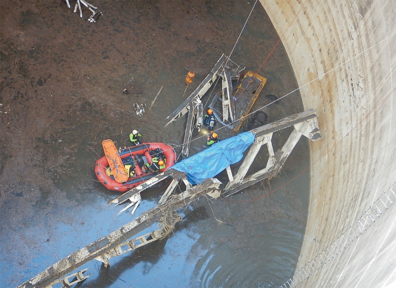 深さ30mの 落とし穴 に重機が転落 日経クロステック Xtech 深さ30mの 落とし穴 に重機が転落 日経クロステック Xtech