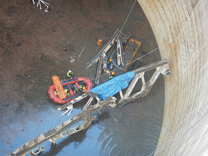 深さ30mの“落とし穴”に重機が転落