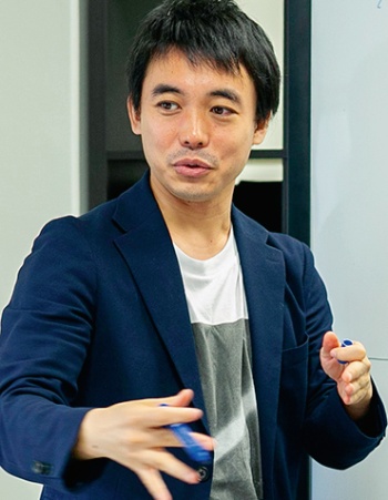 写真1■ トヨコーの経営に携わる茂見憲治郎代表。経営コンサルタントとしても数々のスタートアップ企業を支援してきた実績を持つ。トヨコーでは、クーレーザー事業をけん引。「レーザーで世界中の現場を変えていく」(写真:トヨコー)
