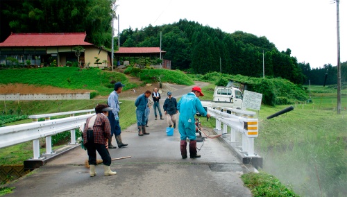 写真1■ 住民が橋の清掃に参加している様子（写真：平田村）