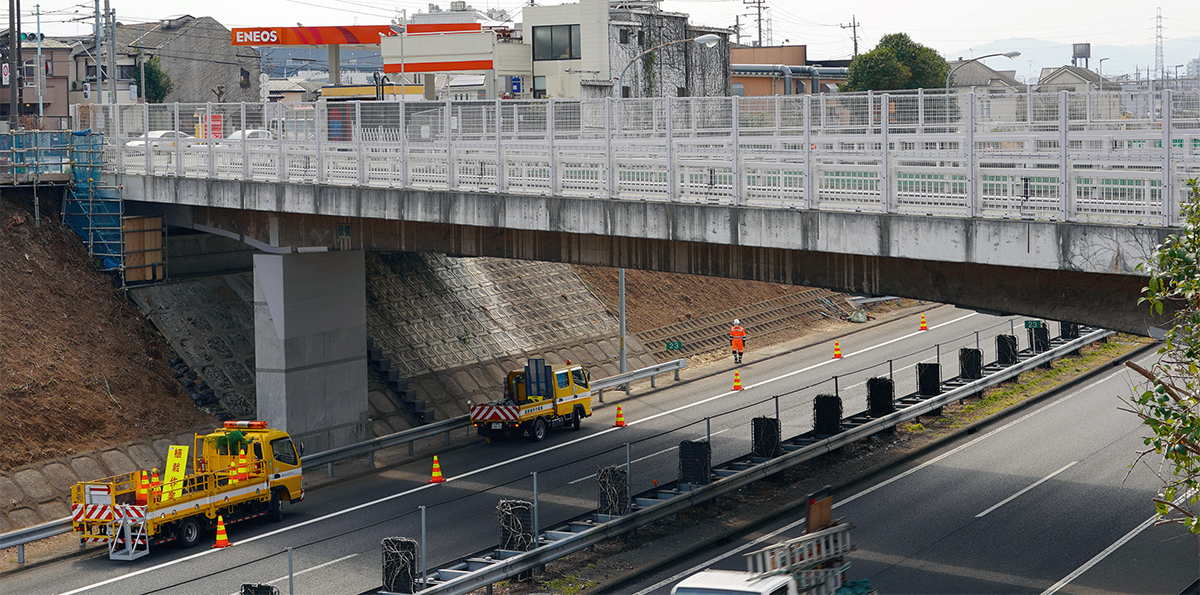 写真1■ 東京都日野市で中央自動車道をまたぐ緑橋。法面中腹に見えるA1橋台の前面と上部に打ち増したコンクリートに鉄筋不足が判明した（写真：日経コンストラクション）