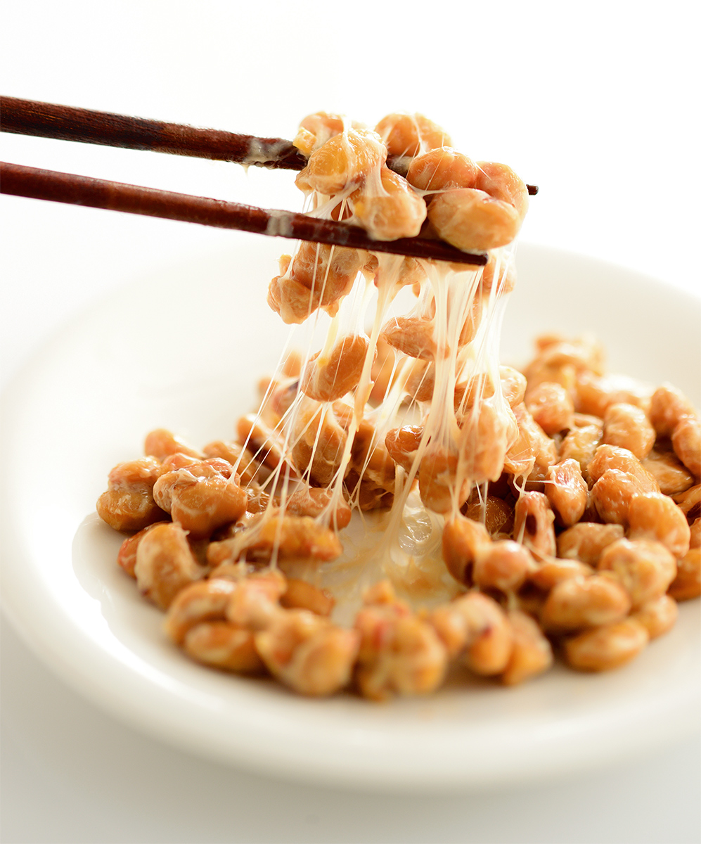 写真1■ 納豆をつくる際に使用する納豆菌をコンクリートに混ぜる（写真：123RF）
