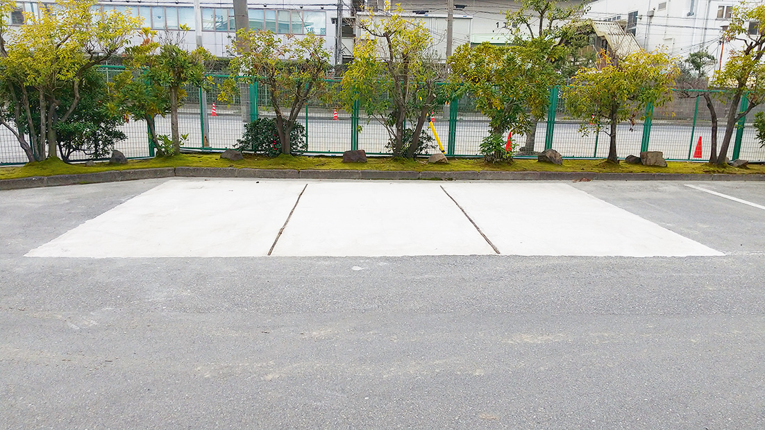 写真2■ 駐車場の舗装にスラグ固化体を打設した。繊維を添加することで曲げ強度とじん性が向上した（写真：奥村組土木興業）