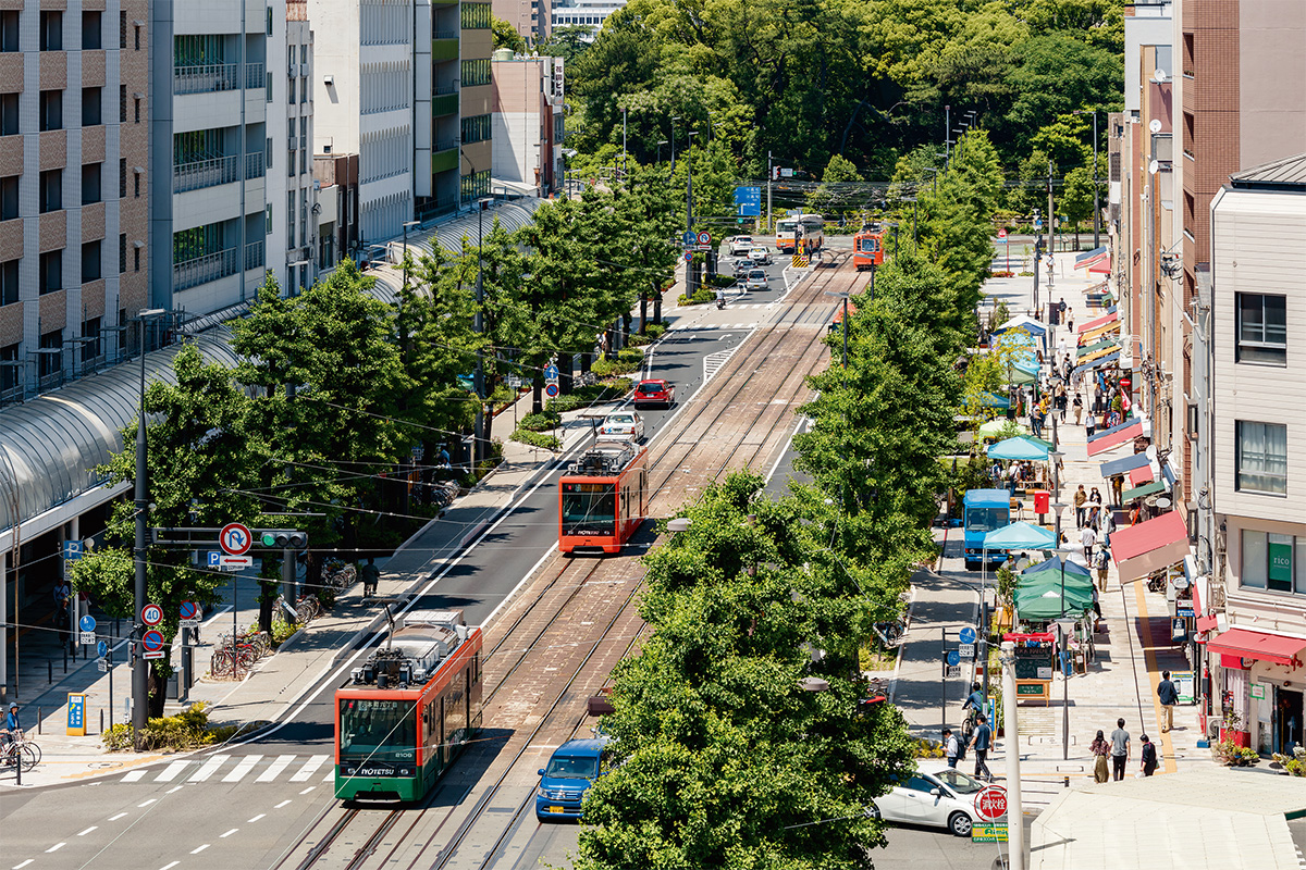 写真1■ 2017年にリニューアルした松山市の花園町通り。2011年から地元説明会を開始し、懇談会や社会実験を経て14年に工事着手。17年に完成した（写真：山内紀人）
