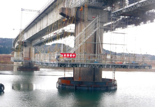 写真1■ JR奥羽本線・米代川橋梁の橋脚耐震補強の現場。仮締め切りを「D-flip工法」で構築した（写真：第一建設工業）