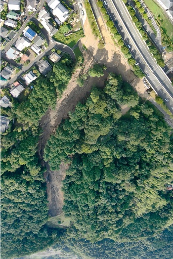 写真2■ 山の斜面が崩落し、国道161号西大津バイパスの近江神宮ランプに土砂が流入した。2021年8月15日撮影（写真：大津市）