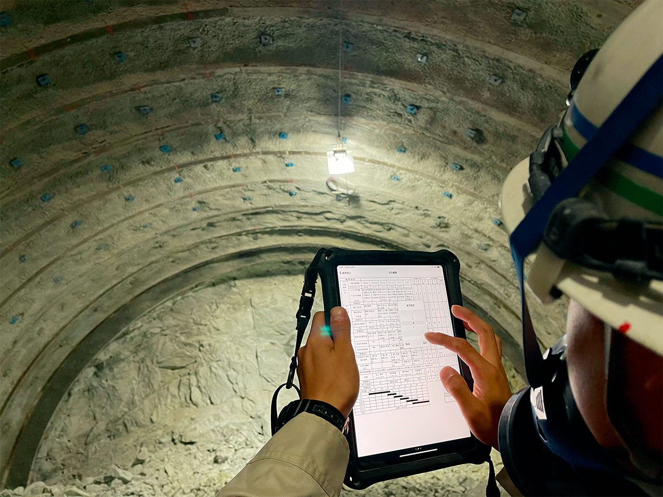 切り羽で観察しながら、帳票を作成している様子（資料：五洋建設）