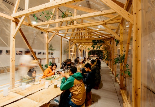 写真2■ Fumihiko Sano Studioの佐野文彦代表が設計した耶馬渓産の古木を使ったテーブル（写真：谷 知英）