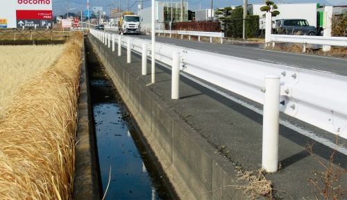 写真1■ 会計検査院から安全性の問題を指摘された神奈川県道44号の水路とガードレール。水路を造り替える際に、ガードレールも新しく設置し直した（写真：日経コンストラクション）