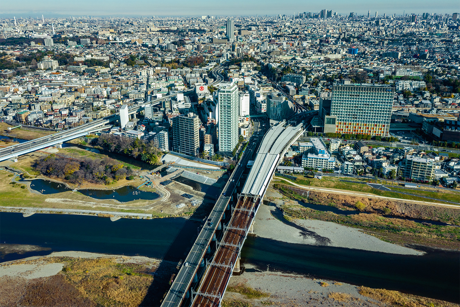 東急田園都市線と二子橋の付近。同橋の上流側（写真左側）が堤防整備区間だ。2021年12月下旬に撮影（写真：ITイメージング）