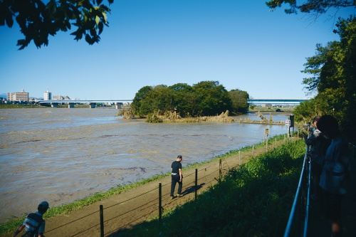 東日本台風が過ぎ去った翌日の2019年10月13日に撮影した多摩川の様子。まだ川の水位が高く、多摩川の中に見える樹木が生い茂る辺りの兵庫島公園が水没している（写真：日経コンストラクション）