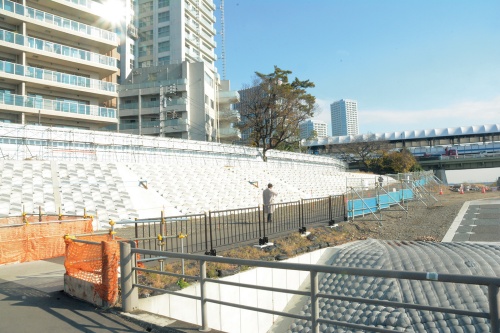 東急・二子玉川駅の上流側の護岸。第1期の工事が完了した。2期工事ではさらにかさ上げする。2021年12月下旬に撮影（写真：日経コンストラクション）
