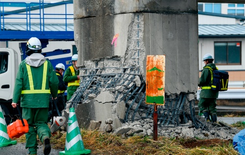 資料1■ 2022年3月の福島県沖地震でせん断破壊が生じた東北新幹線「第1小坂街道架道橋」の柱(写真:村上 昭浩)