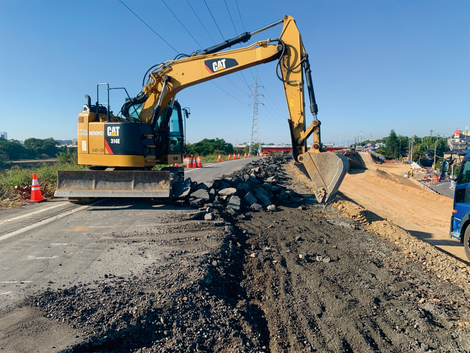 資料1■ 庄内川堤防道路で舗装の路盤材を撤去している様子（写真：国土交通省庄内川河川事務所）