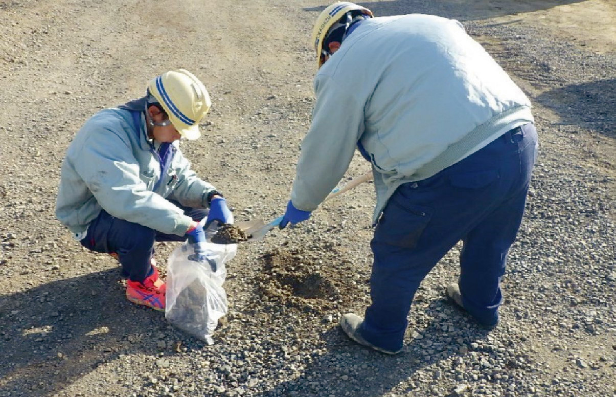 資料3■ アスファルトを撤去してむき出しとなった路盤材から試料を採取した（写真：国土交通省庄内川河川事務所）