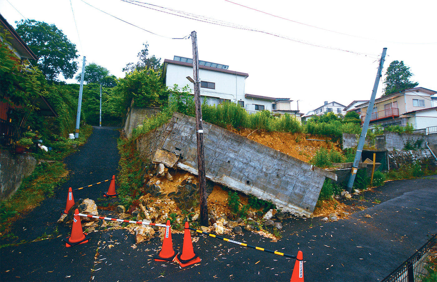 資料1■ 2022年3月16日の福島県沖地震で崩れた擁壁。仙台市太白区緑ケ丘4丁目付近。人的被害は生じなかった（写真：日経クロステック）