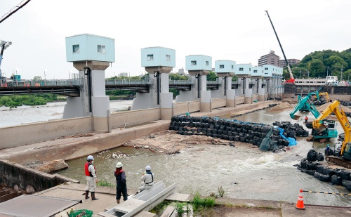 資料1■ 左岸上流側から見た明治用水頭首工。2022年6月撮影。水の流入を防ぐため、土のうの設置などを進めていた(写真:日経コンストラクション)