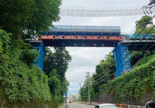 資料2■ 建設中の呉羽丘陵フットパス連絡橋。2023年8月に完成する予定（写真：日経クロステック）