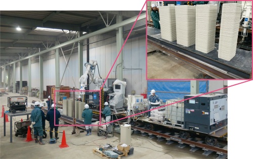 資料1■ JR東日本と會澤高圧コンクリートによる共同実験の様子。レールに乗せた3Dプリンターで、4本の柱を造形した（写真：JR東日本）
