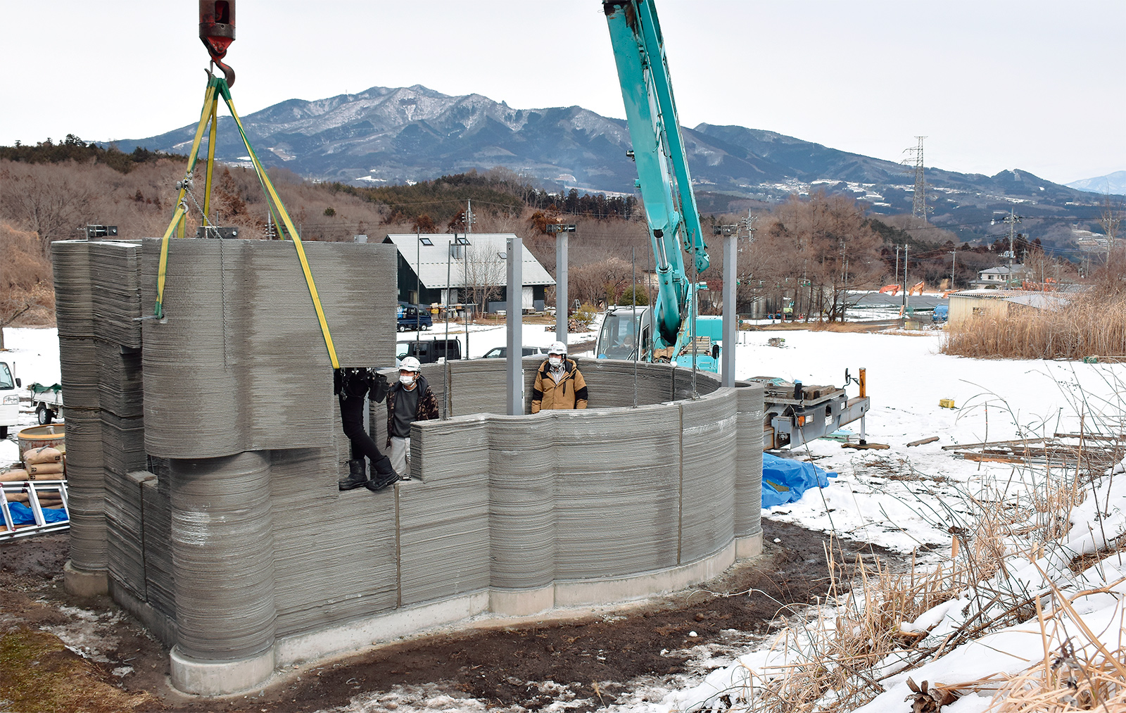 資料1■ セメント系の3Dプリンターで倉庫の壁を12分割して印刷し、群馬県渋川市内の現場に輸送して組み立てた。2022年2月12日撮影（写真：日経アーキテクチュア）