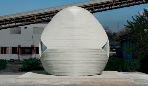 資料2■ セレンディクスが建設3Dプリンターを使って建設した球状の小規模住宅「Sphere（スフィア）」。外部を塗装し、開口部に窓などを設置した。工事開始から23時間12分で完成した（写真：セレンディクス）