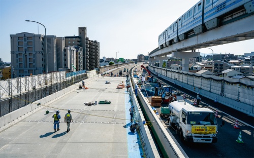 資料1■ 中国豊中IC近くにある豊中高架橋下り線の更新工事の様子。写真右は大阪モノレール。第4期の上下線通行止めで、2022年6月2日に撮影（写真：大村 拓也）