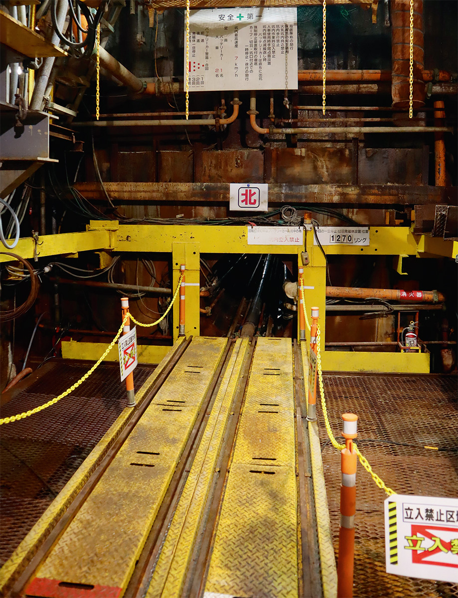 資料1■ 事故があったトンネルの発進たて坑。958mほど掘り進んだ箇所に閉じ込められた作業員を、ここから救出した（写真：日経クロステック）