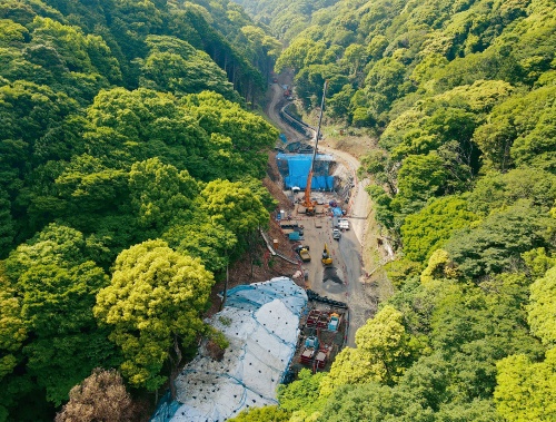 資料1■ 2021年7月に土石流が生じた静岡県熱海市の逢初川では、砂防堰堤の設置など応急対策工事が進んでいる（写真：国土交通省）