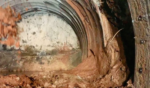 資料1■ 新東名高速道路の高松トンネルの建設現場で発生した土砂崩落。土砂が上部や側面から流入している（写真：中日本高速道路会社）