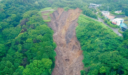 資料1■ 2021年7月3日に静岡県熱海市で発生した土石流。この土砂災害をきっかけに危険な盛り土の規制が本格的に動き出した（写真：静岡県）