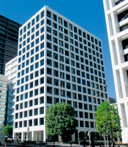 資料1■ 鹿島の本社ビル。複数の事業場で長時間労働が認められたとして、2021年11月に建設業で初めて企業名を公表された(写真:日経クロステック)