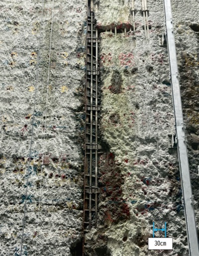 資料2■ 東海第2原発の取水口上部に設ける防潮堤の南側の基礎で見つかったコンクリートの充填不足と鉄筋の変形。調査のため一部のコンクリートを除去した状態。日本原子力発電が原子力規制庁と面談した際に提出した資料から引用(写真:日本原子力発電)