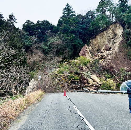 資料1■ 石川県能登町を通る宇出津第3隧道付近での斜面崩壊。トンネル坑口が閉塞した。グーグルマップで過去の写真を見ると、コンクリートで吹き付けた斜面が崩れた(写真:志賀 正崇)