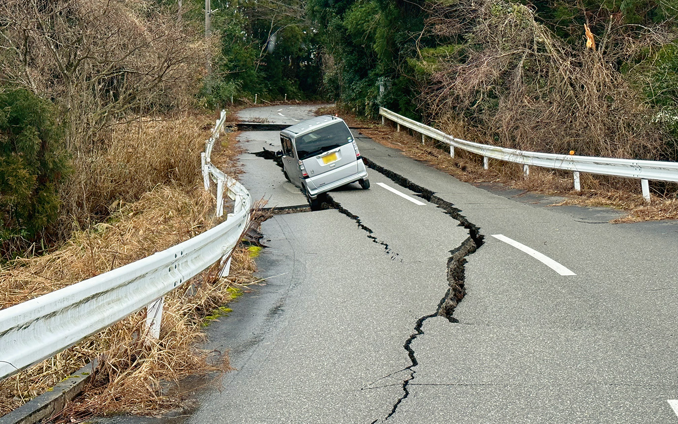 資料2■ 石川県能登町内浦の道路被害。基礎地盤が谷方向へ滑り、舗装に亀裂と沈下が生じた（写真：志賀 正崇）
