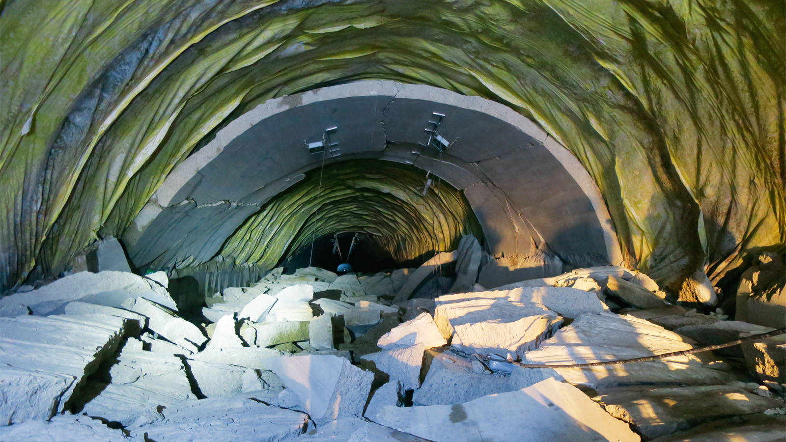 トンネルや橋に大ダメージ、見えてきた「震度7」の被災メカニズム